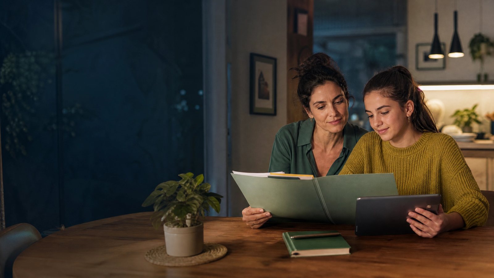 Madre e hija revisando información juntas en casa